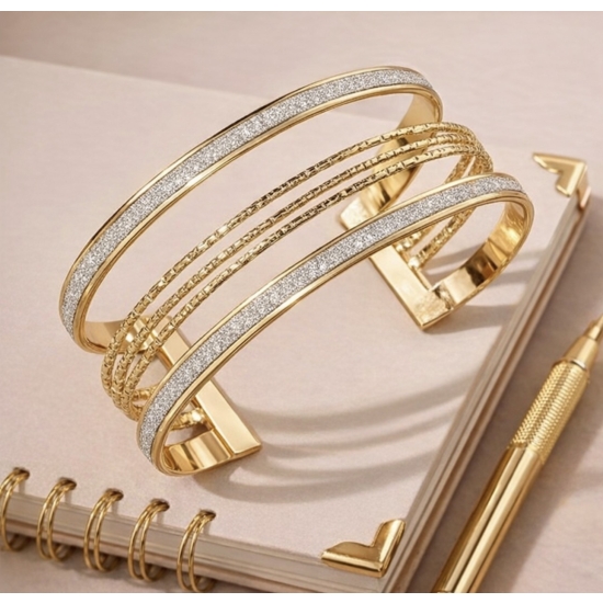 Bransoletka mankietowa w kolorze złotym.